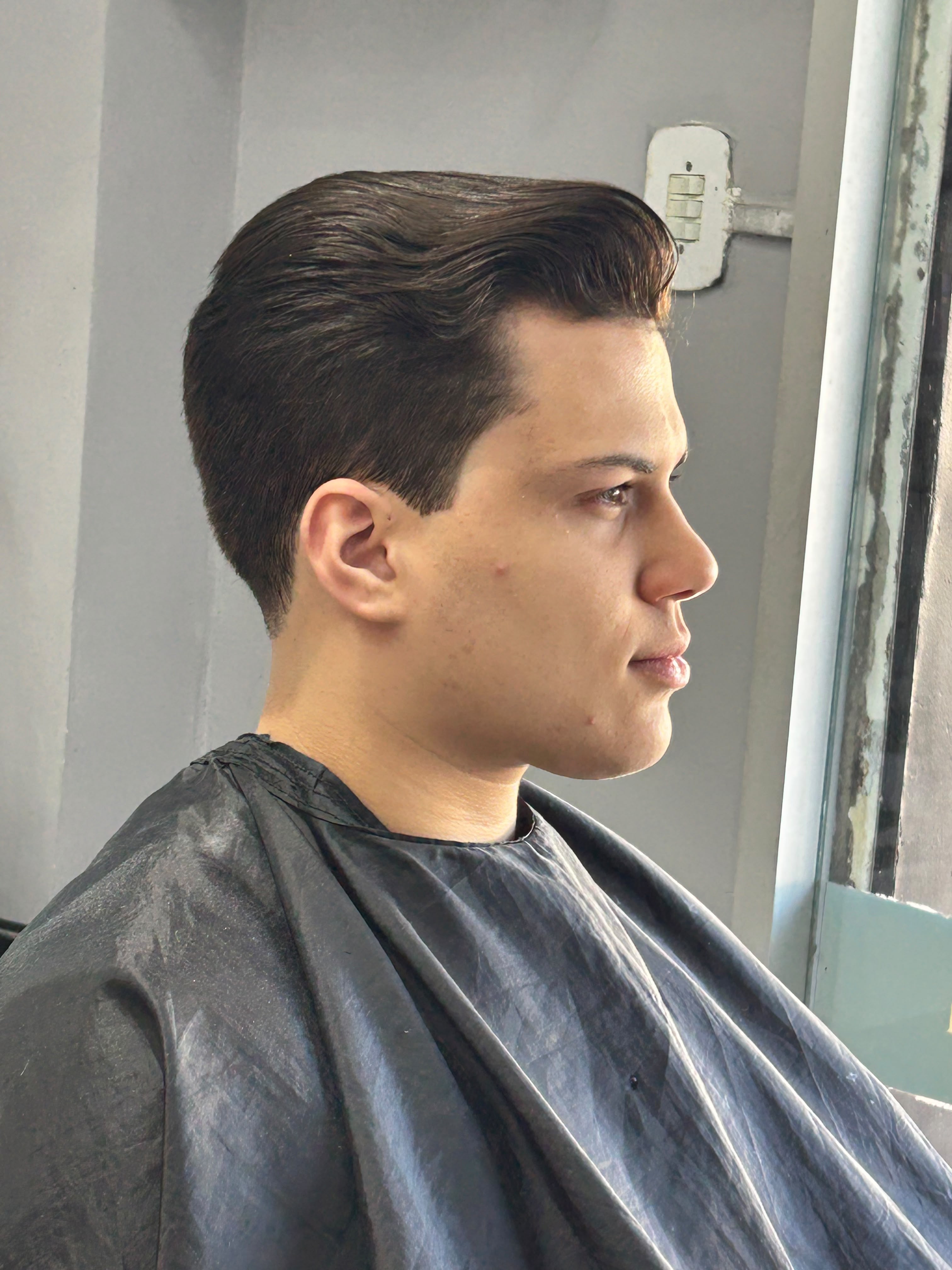 Um corte preciso que valoriza a forma do rosto e traz modernidade ao visual. Cada detalhe foi pensado para um resultado elegante e sofisticado. Transforme seu estilo conosco.