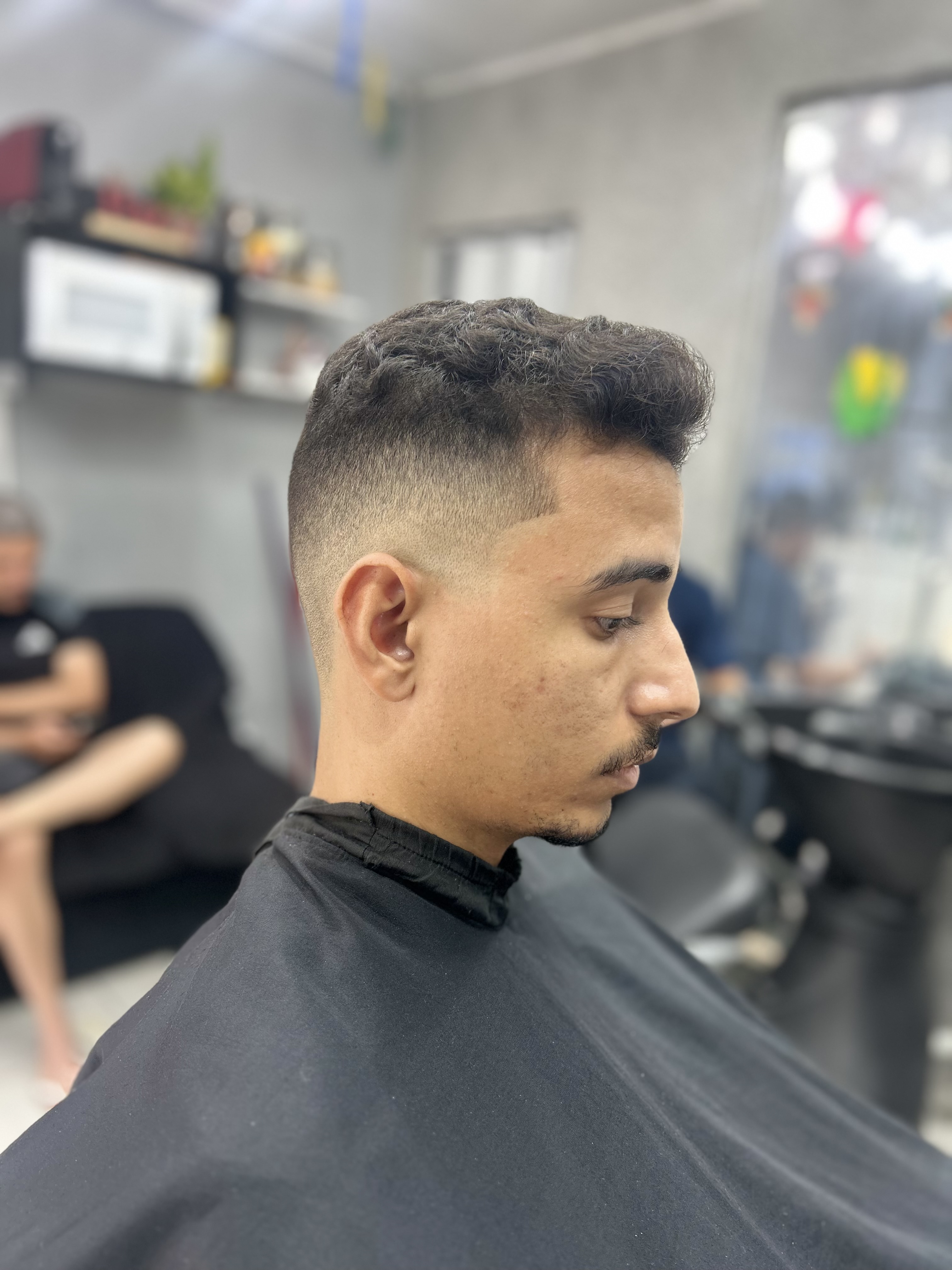 Transformação perfeita com um corte clássico e moderno. Estilo e frescor em cada detalhe, garantindo um visual impecável. Venha conferir a qualidade do nosso trabalho!