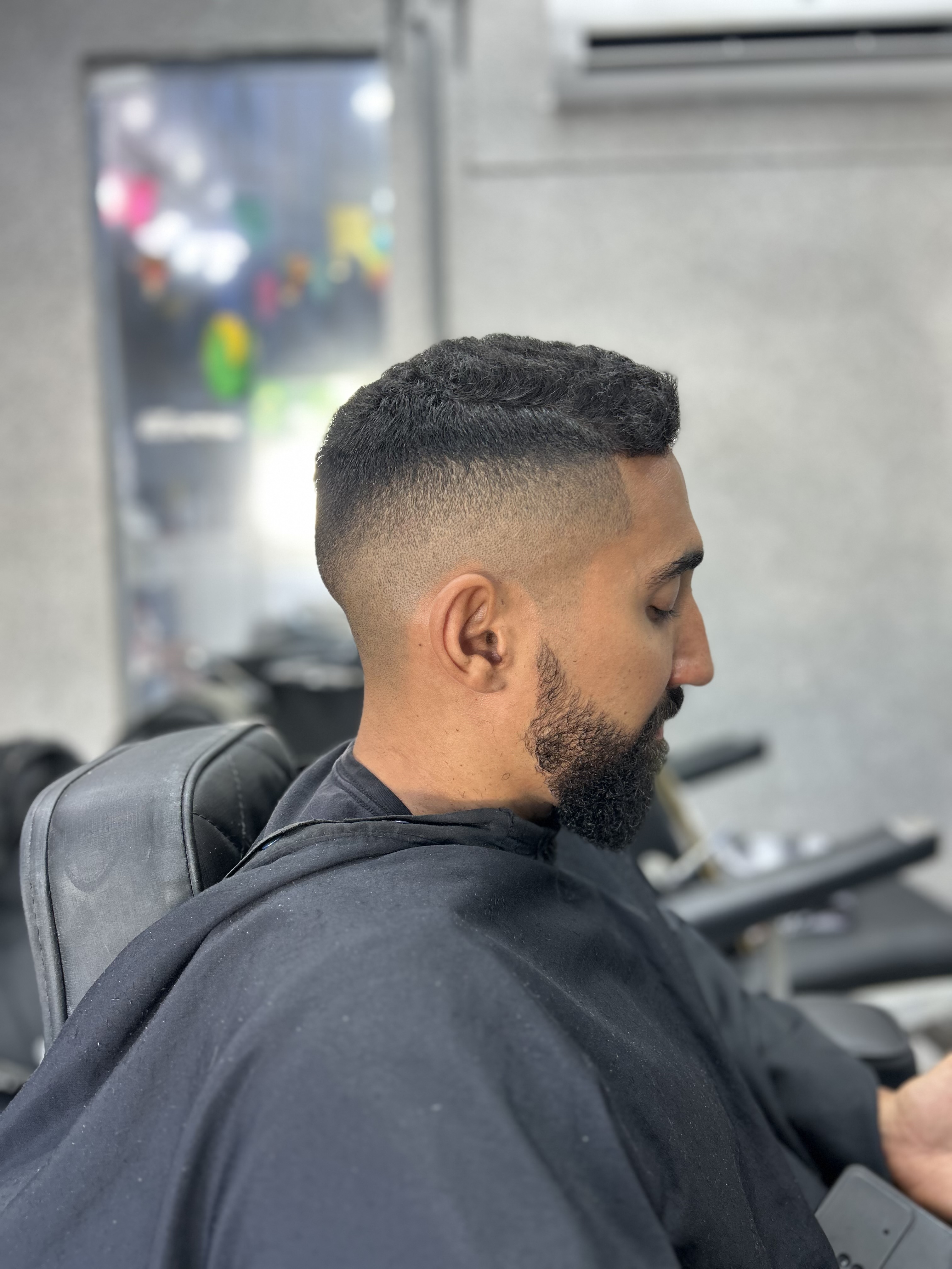 Transformação completa com um fade perfeito e contornos refinados. Um visual moderno que destaca a personalidade e o estilo. Confiança e qualidade em cada detalhe.